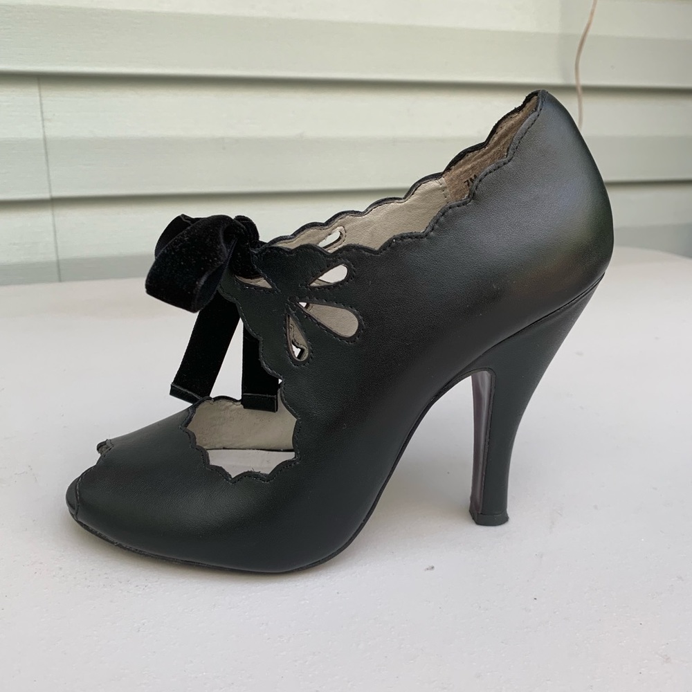Mojo Moxy leather heels, size 7.